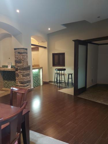 阿洛拉Apartamentos Candela Alora的客厅铺有木地板,配有桌子。