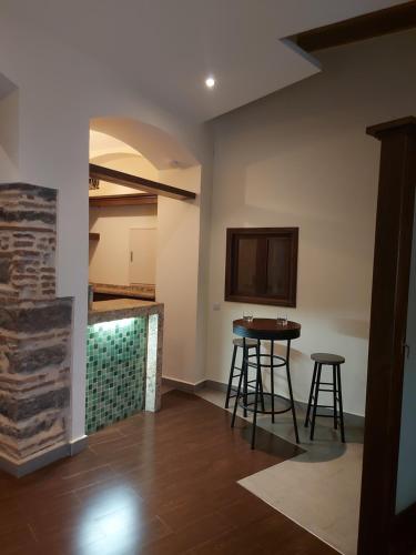 阿洛拉Apartamentos Candela Alora的一间厨房,里面配有一张桌子和两张凳子