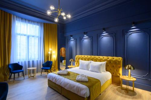 萨图马雷HOTEL VIENA的一间卧室设有一张大床和蓝色的墙壁