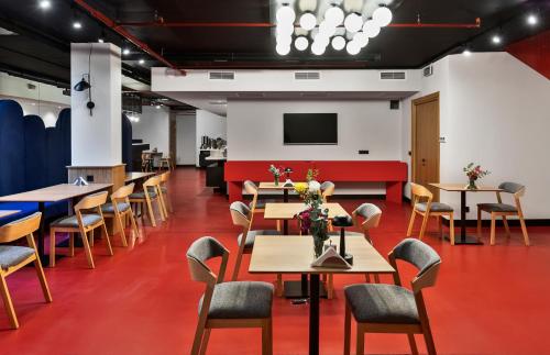 第比利斯Graf Hotel的用餐室配有桌椅和平面电视。