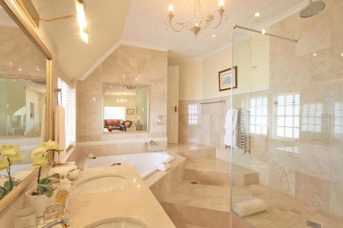 卡尔克湾St James Guest Houses的带浴缸、水槽和淋浴的浴室