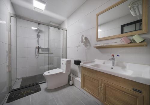 武夷山千浔茶舍的浴室配有卫生间、盥洗盆和淋浴。