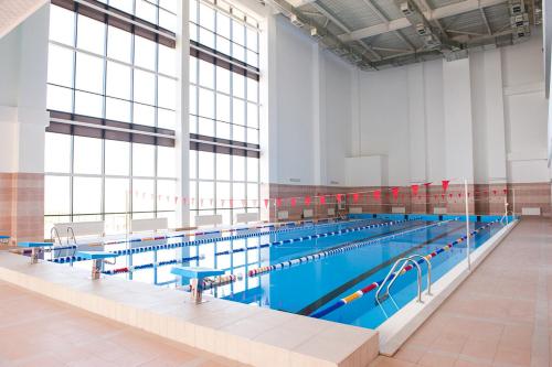 Олимпийский центр Акбулак内部或周边的泳池