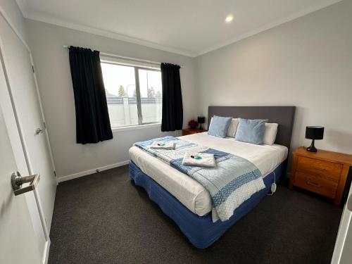 纳皮尔Home Away from Home的一间卧室设有一张大床和一个窗户。