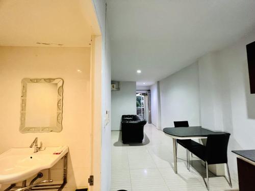 清迈INN Kham Apartment的一间带水槽和桌子的浴室