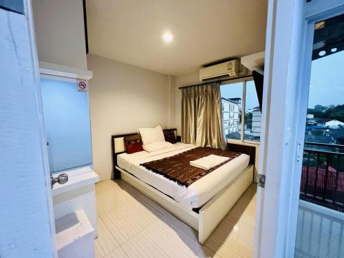 清迈INN Kham Apartment的一间小卧室,配有床和窗户