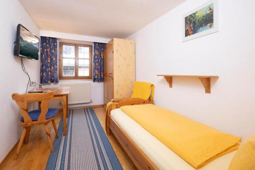 拉滕堡Haus Schlosskeller的一间小卧室,配有一张床和一张书桌