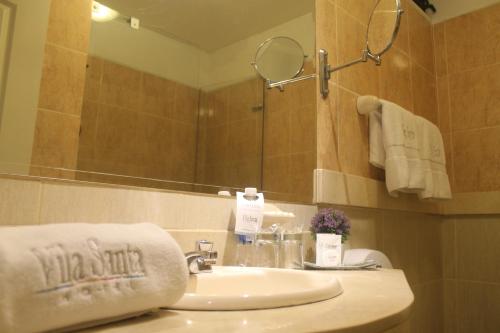 利马Hotel Vila Santa的一间带水槽和镜子的浴室