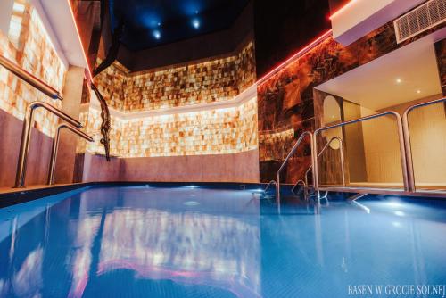 希维拉杜夫-兹德鲁伊Hotel Era的游泳池,位于酒店带酒吧的房间