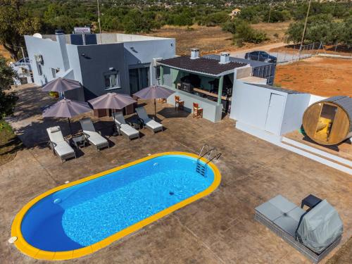 Áyioi ApóstoloiOld olive tree cottage的享有带游泳池的房屋的空中景致