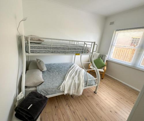 克罗纳拉Esplanade Bliss的一间卧室设有两张双层床和一扇窗户。
