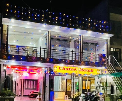 戈勒克布尔Smart Stays的一间chhatrapati maharaja餐厅,其顶部设有阳台