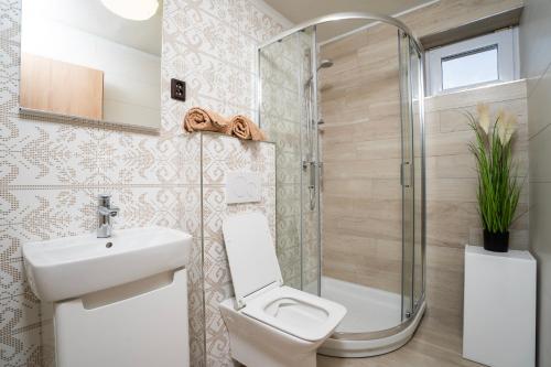 兹蒂尔Ubytovanie u Maťka a Kubka的浴室配有卫生间、盥洗盆和淋浴。