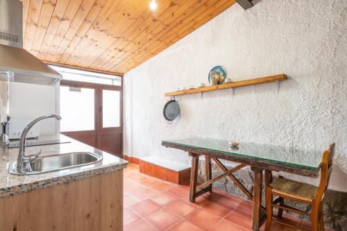TebaMolino de Lucero, casa rural的厨房配有水槽和台面