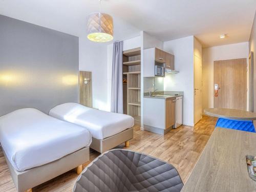 圣纳泽尔Aparthotel Adagio Access Saint Nazaire的酒店客房带两张床和厨房