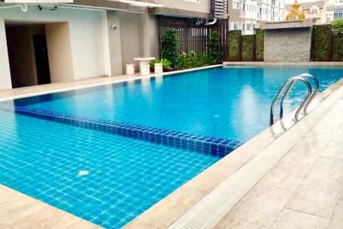 Ban Khlong SamrongBitec Bts Bangna New Luxury room的大楼里的一个大型蓝色游泳池