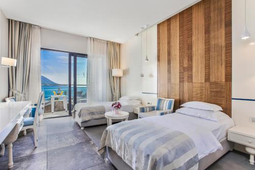 布德瓦布拉谢拉酒店的酒店客房设有两张床,享有海景。