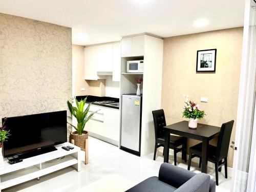 Ban Khlong SamrongBitec Bts Bangna New Luxury room的一间带厨房的客厅和一间餐厅