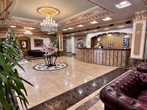 埃里温Royal Plaza by Stellar Hotels, Yerevan的大堂,带等候室的酒店