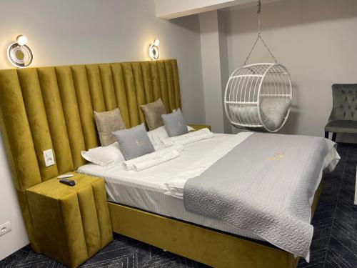 锡纳亚Chalet jolie Luxury Vila Sinaia的一间卧室配有一张带秋千的大床