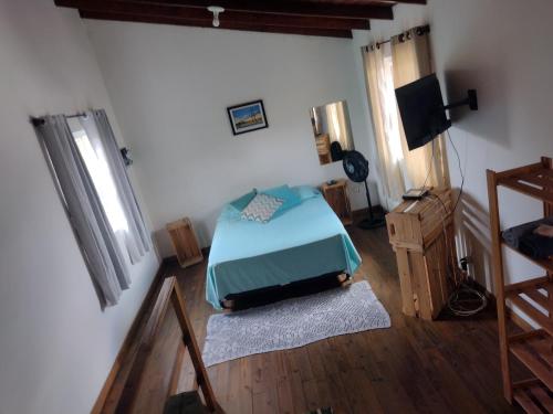 弗洛里亚诺波利斯Quintal Residencial的一间卧室配有一张床和一台电视