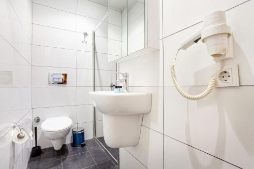 伊斯坦布尔Aram Kerasi Rooms的白色的浴室设有卫生间和水槽。