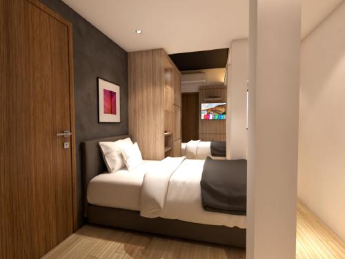 新山Grand Hallmark Hotel - Johor Bahru的一间酒店客房,设有两张床和一扇门