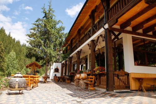 丰杜摩尔多瓦Casa Baciu Colacu的前面有桌子和树的建筑