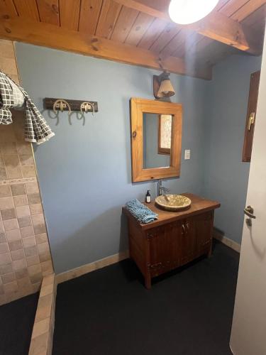 卡尔韦Casitas El Lago的一间带水槽和镜子的浴室