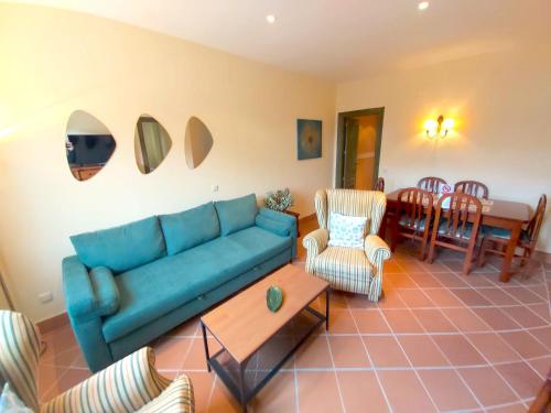 莫纳奇尔Plaza Andalucía Edificio Salvia 2-6 pax的客厅配有蓝色的沙发和桌子