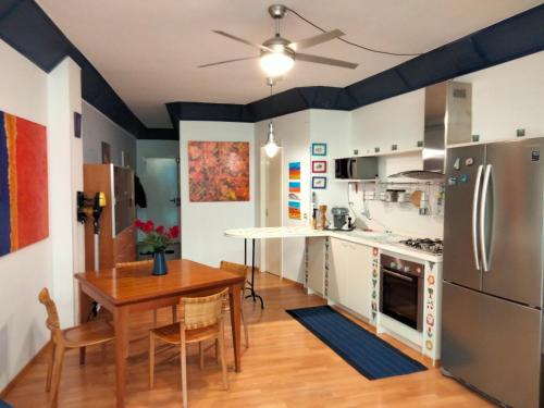贾迪尼-纳克索斯SeaSide的厨房配有桌子和冰箱
