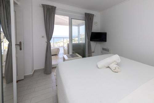古穆斯卢克Amazing Duplex House with Sea View in Bodrum的卧室设有白色床,享有海景