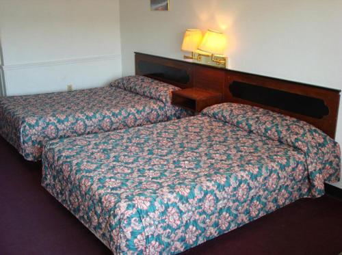 本顿灰色广场汽车旅馆 的一间酒店客房,房间内设有两张床