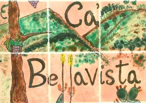 贝加德圣马特奥Ca Bellavista的砖墙,有树和贝拉布拉兹尔的词