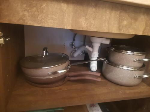 科帕奥尼克Golden Mountain A75 NLux Milmari的厨房配有水槽、锅碗瓢盆