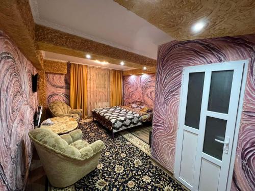 基希讷乌Golden Rose的大房间,设有床和门