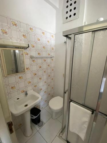 托雷斯托雷斯大酒店的浴室配有卫生间、盥洗盆和淋浴。