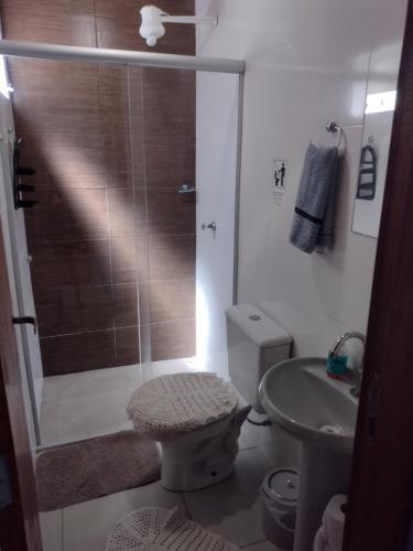 弗洛里亚诺波利斯Quintal Residencial的带淋浴、卫生间和盥洗盆的浴室