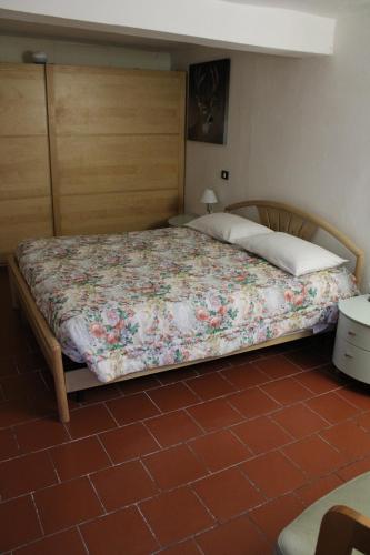 蒙蒂尼奥索Mari & Monti的一间卧室配有一张带花卉床罩的床