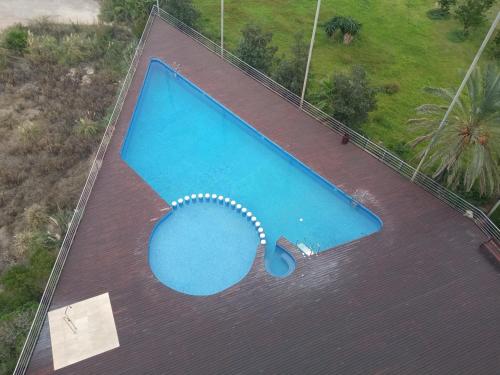 拉曼加戴尔马尔梅纳OceanView Apartment的游泳池的顶部景色