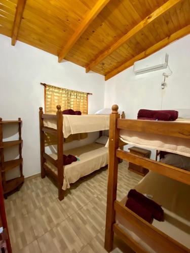 Puerto EsperanzaCabañas Aranderay的客房设有两张双层床和一扇窗户。