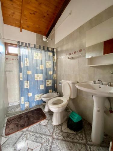 Puerto EsperanzaCabañas Aranderay的一间带卫生间和水槽的浴室