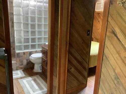 桑迪湾Tropical Treehouse的一间带卫生间和木门的浴室