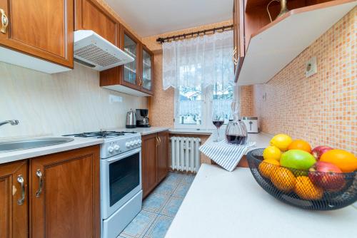 比得哥什Apartament Gersona 4的厨房在柜台上放一碗水果