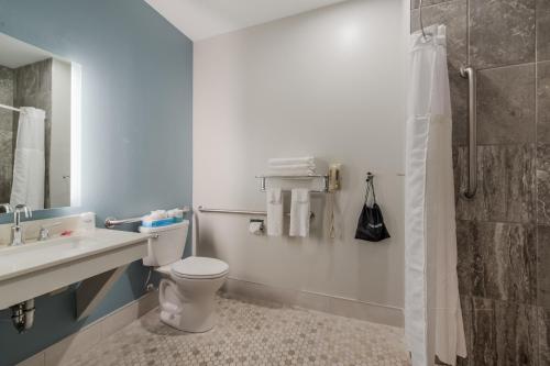 HighlandNY高地速8酒店的浴室配有卫生间、盥洗盆和淋浴。