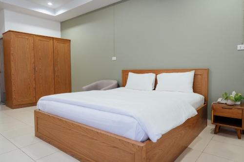 Ban Si ThanJJ Palace เจเจ พาเลซ的一间卧室配有一张带白色床单的大床