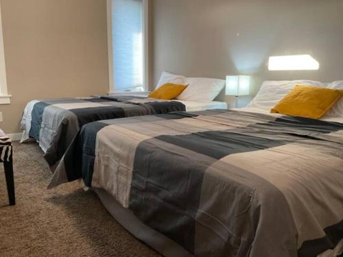 里贾纳NairaVilla: upscale accommodation for groups的两张睡床彼此相邻,位于一个房间里