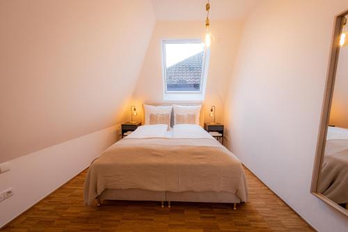 帕绍BONNYSTAY Passau Downtown - mitten in der Altstadt Passau`s的小型阁楼卧室设有1张床和1扇窗户。