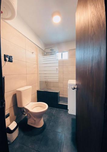 MariscalaEl Refugio - Hotel Mariscala的一间带卫生间和木门的浴室