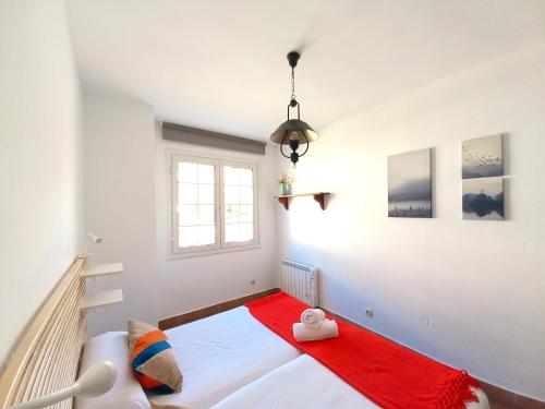 莫纳奇尔Plaza Andalucía Edificio Salvia 2-6 pax的一间卧室配有一张带红色毯子的床